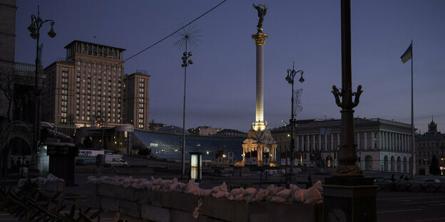 Der zentrale Platz der Unabhängigkeit in Kiew in der Dämmerung mit Panzersperren