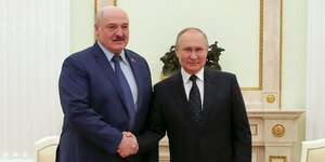 Die Präsidenten Lukaschenko und Putin reichen sich die Hände.