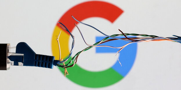 Unterbrochene Kabel vor dem Hintergrund eines Google-Logos