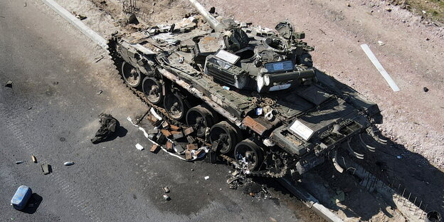 Ausgebrannter russischer Panzer auf einer Straße