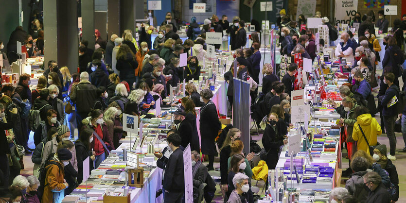 Besucherandrang bei den Buchtischen der Leipziger Pop-up-Bechmesse