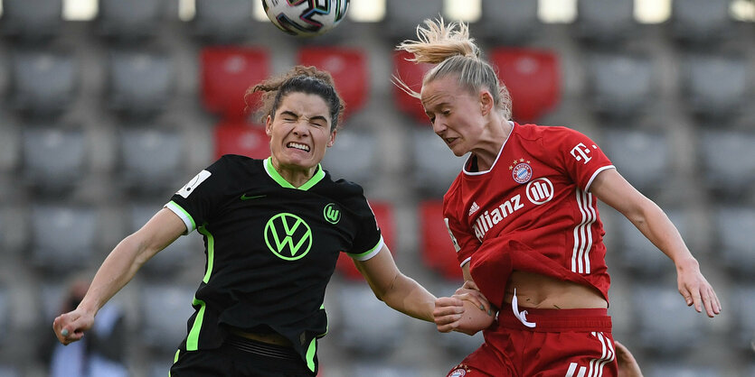 Dominique Janssen (Wolfsburg) und Lea Schüller (Bayern) im Kopfballduell