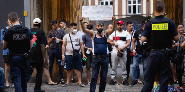 Die Bewohner:innen des Obdachlosencamps protestieren am zweiten Tag in Folge und halten Schilder mit der Aufschrift „Wo wir schlafen?“ hoch Berlin, Deutschland, 29.06.2021