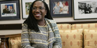 Die schwarze Richterin Ketanji Brown Jackson sitzt auf einem Sofa.
