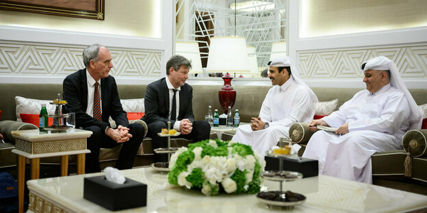 Robert Habeck sitzt mit katarischen Politikern auf einer Couch.