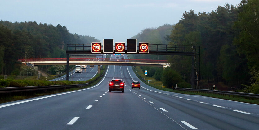 Auf einer Autobahn zeigen Schilder Tempo 100 an