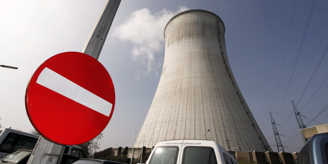 Einfahrt Verboten-Schild neben Kühlturm