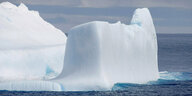 ein Eisberg treibt im antarktischen Ozean
