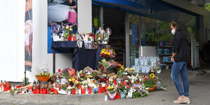 Blumen liegen vor der Tankstelle in Idar-Oberstein, wo Alexander W. erschossen wurde.