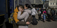 Eine Mutter küsst ihren Sohn, der aus der umkämpften Stadt Maiupol fliehen konnte