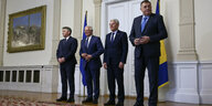 Die drei Mitglieder des Staatspräsidiums stehe mit Josep Borell in einer Reihe und tragen Anzüge
