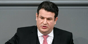 Bundesarbeitsminister Hubertus Heil redet im Bundestag