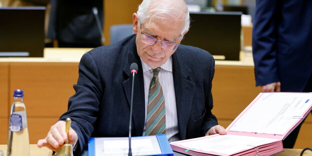 EU-Außenbeauftragte Josep Borrell bei einer Sitzung. EU-Außenbeauftragte Josep Borrell bei einer Sitzung.