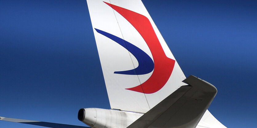 Hinterer Teil eines Flugzeugs mit dem rot-blauen Logo der China Eastern Airlines