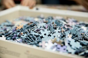 Puzzleteile liegen in einer Schachtel Puzzleteile liegen in einer Schachtel