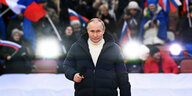 präsident Putin in einem Stadion vor Menschen.