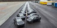 Tesla-Autos stehen dicht an dicht auf einem Parkplatz