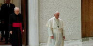 Der Papst kommt durch eine Tür.