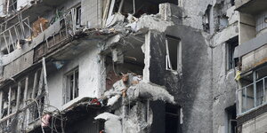 Ein zerstörtes Wohnhaus mit Brandspuren in Mariupol