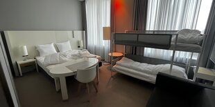 In einem Hotelzimmer steht ein Etagenbett