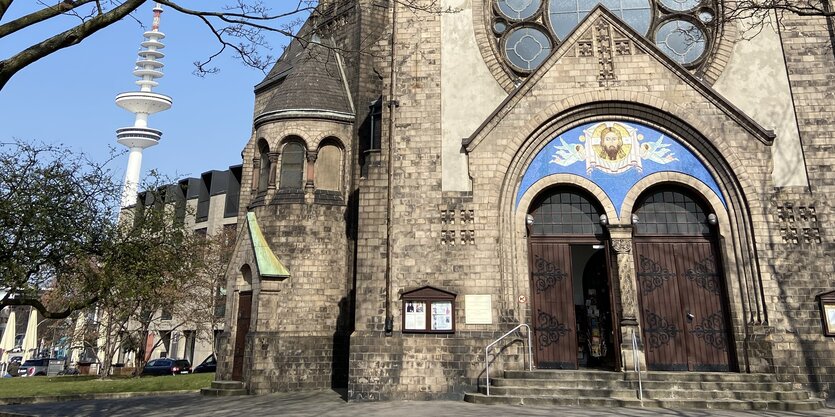 Der Eingang der russisch-orthodoxen Kirche in Hamburg, das Gemeindehaus und der Fernsehturm im Hintergrund