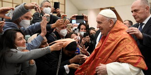 Der Papst mit Menschen bei einer Audienz.