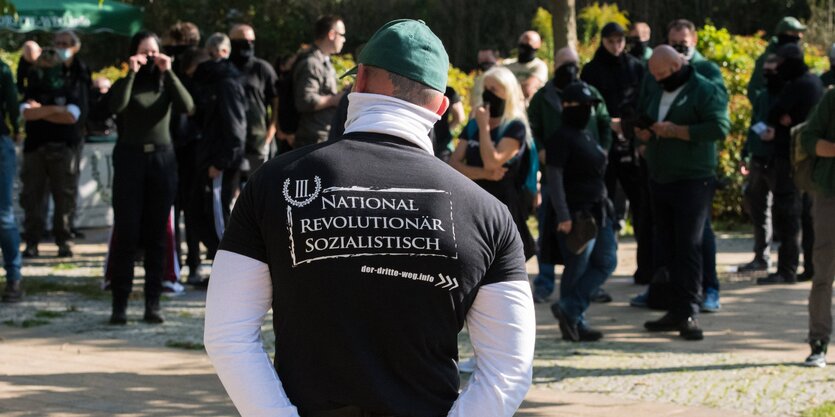 Aktivisten der Neonazi-Partei III. Weg bei einer Kundgebung