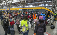 Menschenmenge steht vor einem Zug