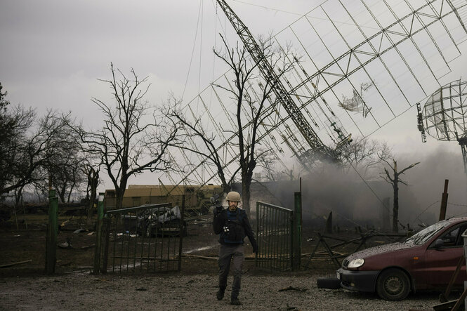 Der Fotograf Mystyslav Chernov läuft vor einer zerstörten Verteidungsstellung