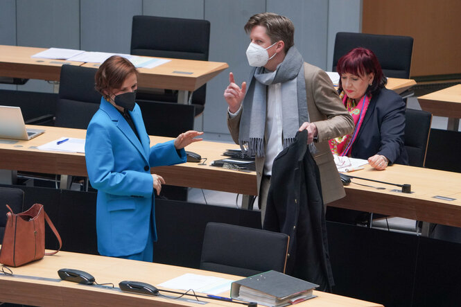 Daniel Wesener im Gespräch mit Katja Kipping im Abgeordnetenhaus