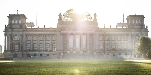 Der Bundestag im Reichstag im Gegenlicht.