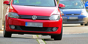 Falschparker auf einem Bürgersteig.