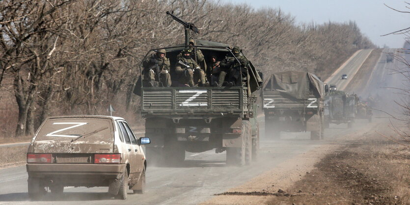 Russischer Convoy auf einer Straße, weißes Z auf den LKWs