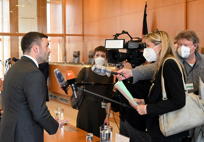 Konstantin Kuhle von der FDP vor Journalisten.