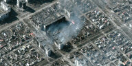 Eine Satellitenaufnahme zeigt Rauchsäulen aus einem Wohngebiet