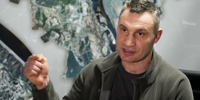 Klitschko in dunkelgrüner Kleidung gestikuliert