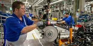 Ein Fließbandarbeiter im "Blaumann" bei der Arbeit