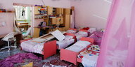 Zerstörung von rosa Kinderbetten und ein rosa Vorhang