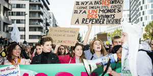 Jugendliche demonstrieren mit Transparenten auf der Straße