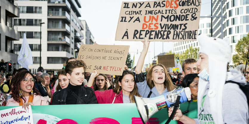 Jugendliche demonstrieren mit Transparenten auf der Straße