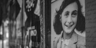Ein Foto von Anne Frank ist an einer Wand zu sehen