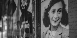 Ein Foto von Anne Frank ist an einer Wand zu sehen