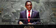 Hakainde Hichilema steht an einem Rednerpult der Vereinten Nationen