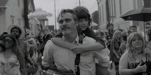 Joaquin Phoenix und Woody Norman auf den Straßen von New Orleans