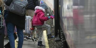 Ein Mädchen steigt in einen Zug ein