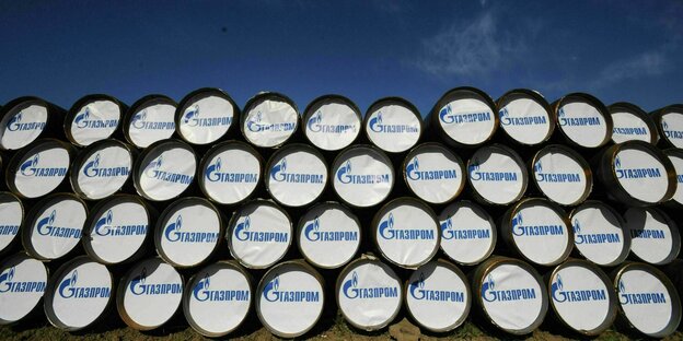 Gasleitungen mit dem Gazprom-Logo
