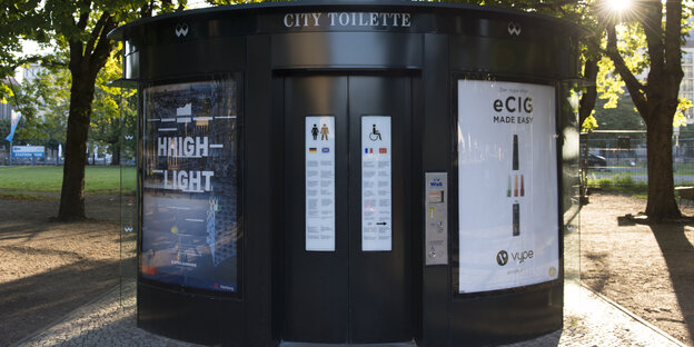 City Toilette im Park