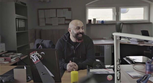 Der Abgeordnete Ferat Kocak in seinem Büro Der Abgeordnete Ferat Kocak in seinem Büro