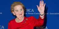 Madeleine Albright winkt in die Kamera