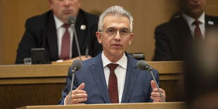 Der Frankfurter Oberbürgermeister Peter Feldmann während einer Rede am Pult im Römer, dem historischen Rathaus der Mainmetropole